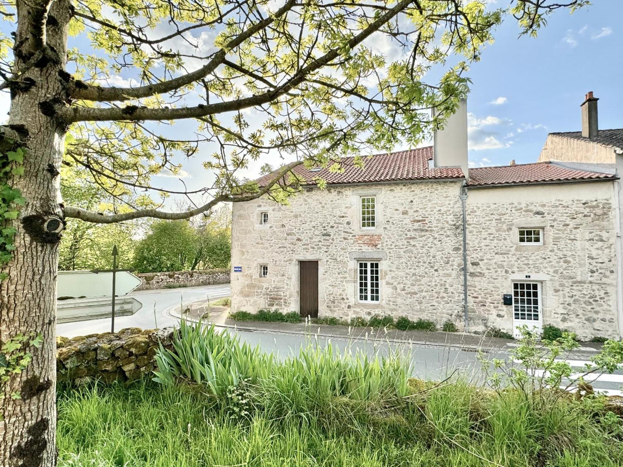 Manoir Medieval Art Deco - Logis Des 3 Artistes Sevremont Exterior photo